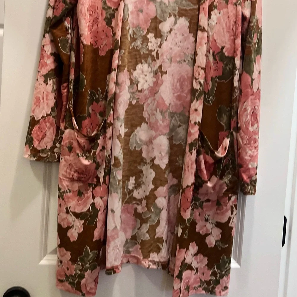 3/$19 Sew in Love floral open front lightweight cardigan